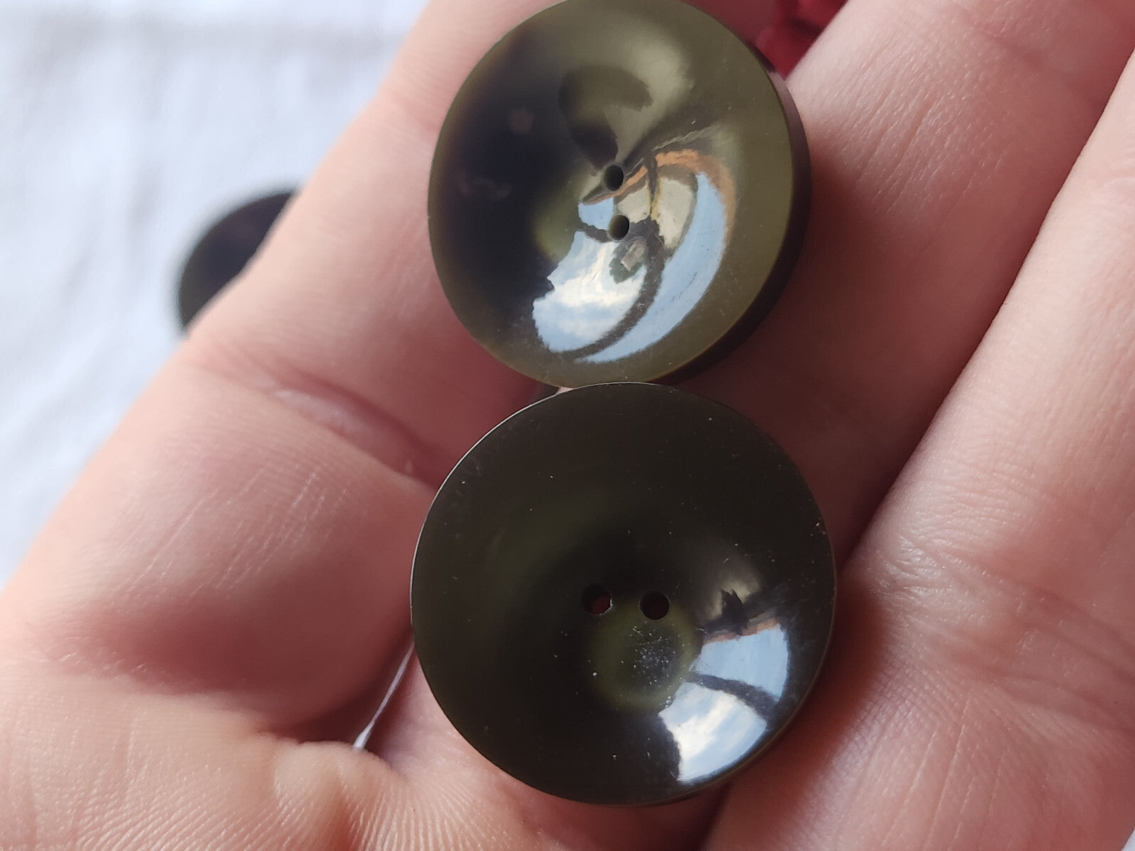 Lot 6 boutons vintage vert laiteux 2,2 cm trous ref 4505
