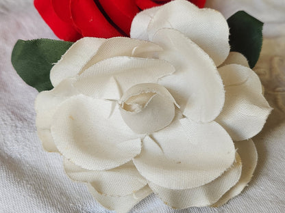Grosse fleur ancienne blanche  montée en broche modiste T0-18