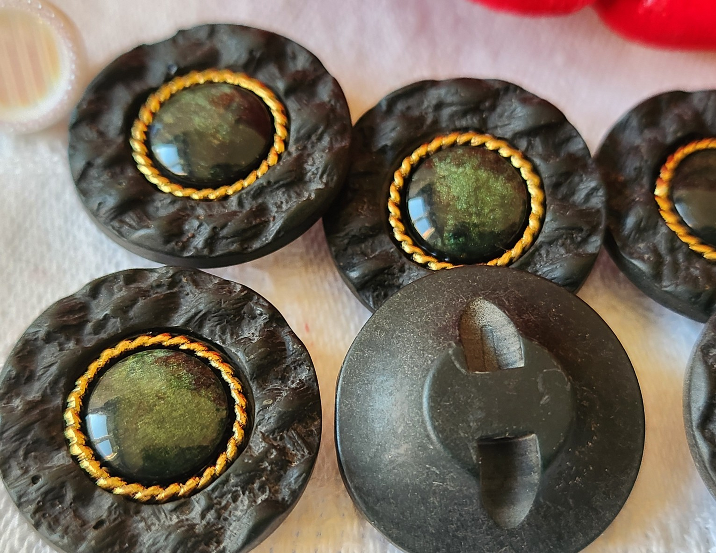 Lot 6 boutons vintage vert travaillé coaur lumineux bord texturé 2,3 cm ref 1857