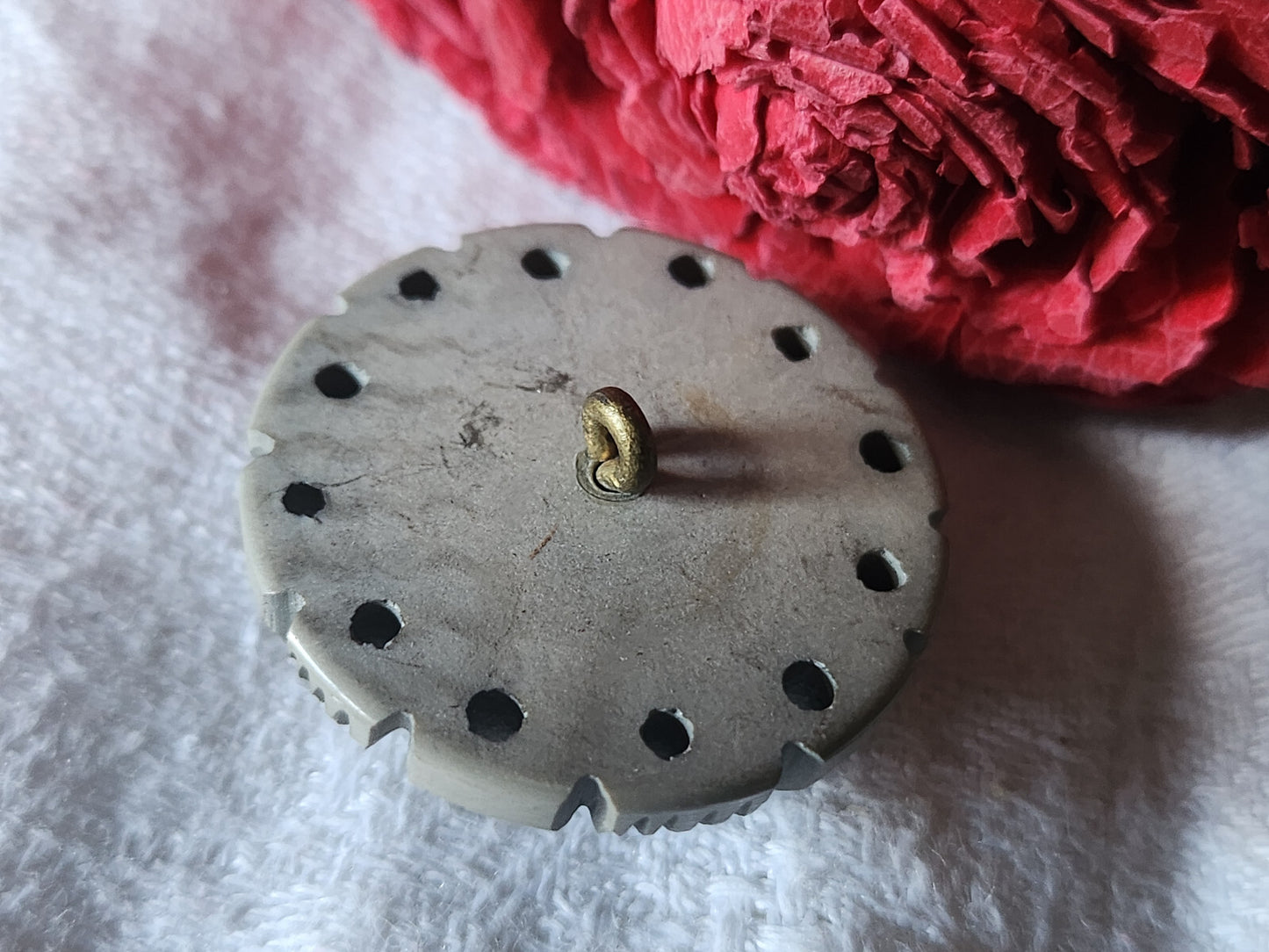 Bouton ancien collection gris sculpté joli ajouré motif 3 cm  ref 944