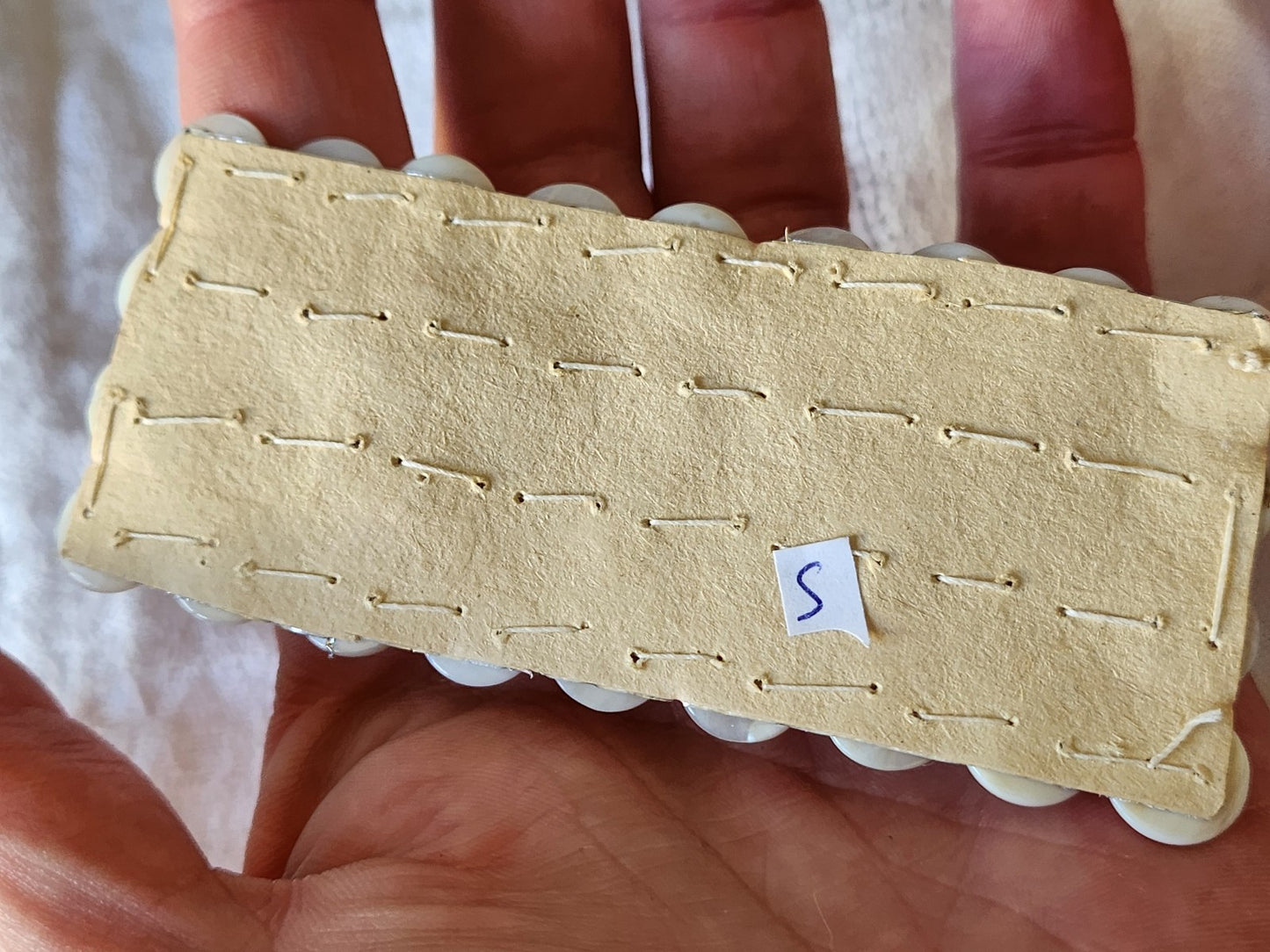 Plaque lot 36 boutons anciens en nacre blanc trous 1 cm corsage mini N°5