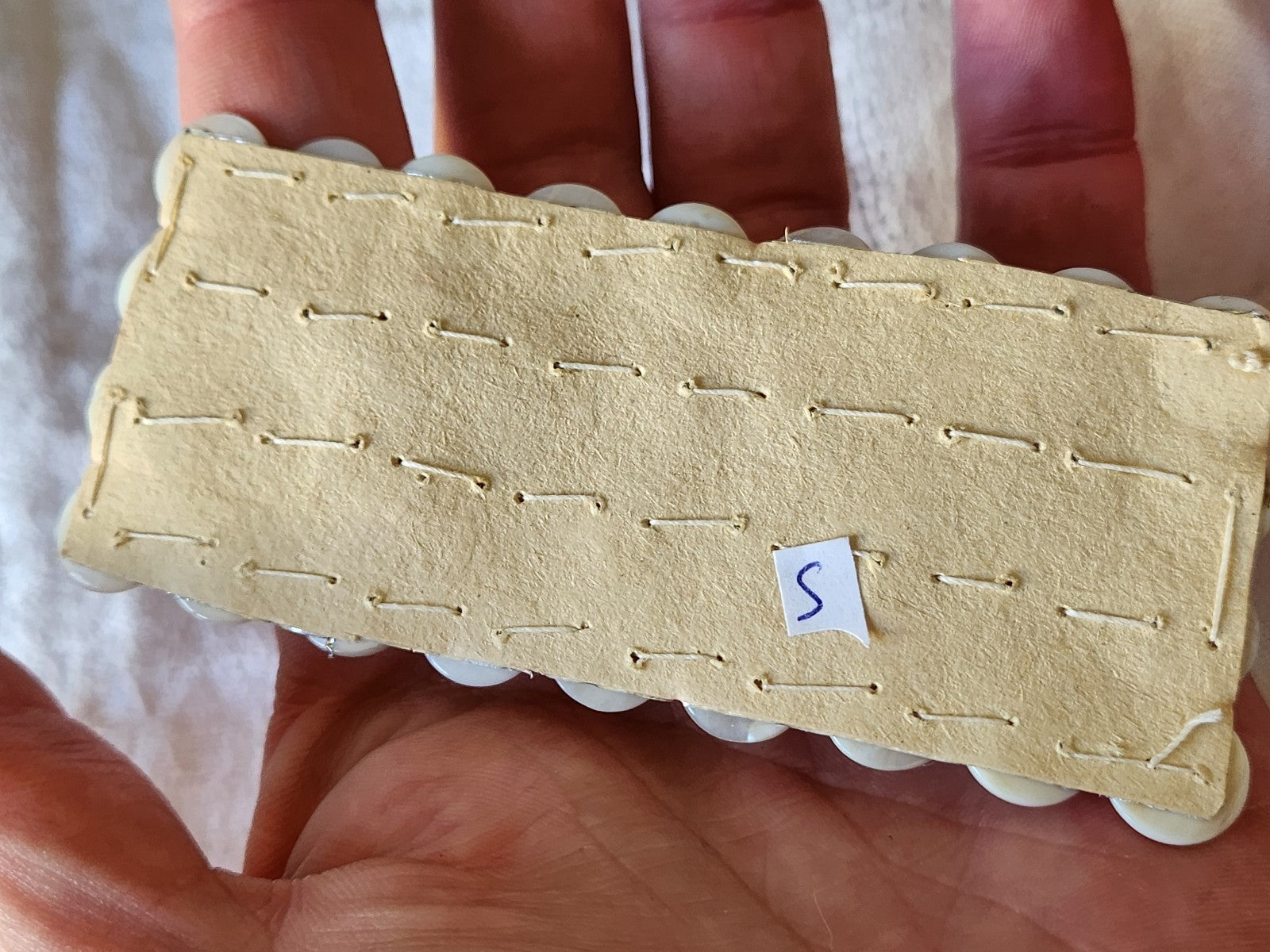 Plaque lot 36 boutons anciens en nacre blanc trous 1 cm corsage mini N°5
