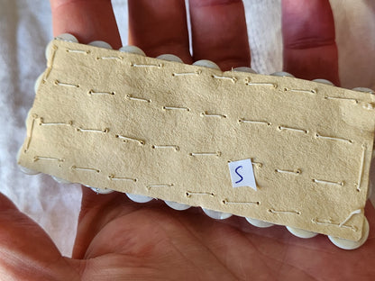 Plaque lot 36 boutons anciens en nacre blanc trous 1 cm corsage mini N°5