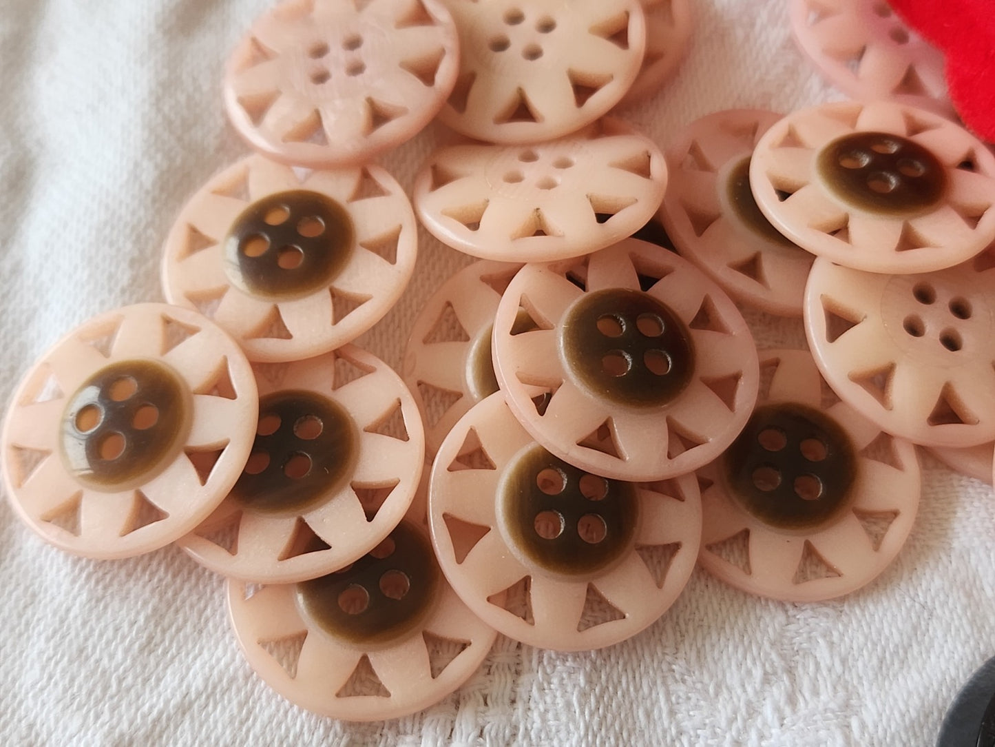 Lot 12 boutons bicolore ajouré rose marron  deux tons diamètre 2 cm ref 3938