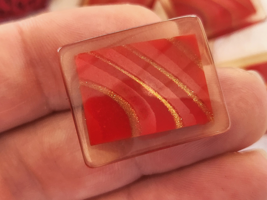 Lot 6 boutons vintage rouge  inclusion doré gros rectangle 2,6 cm sur 2 ref 5916
