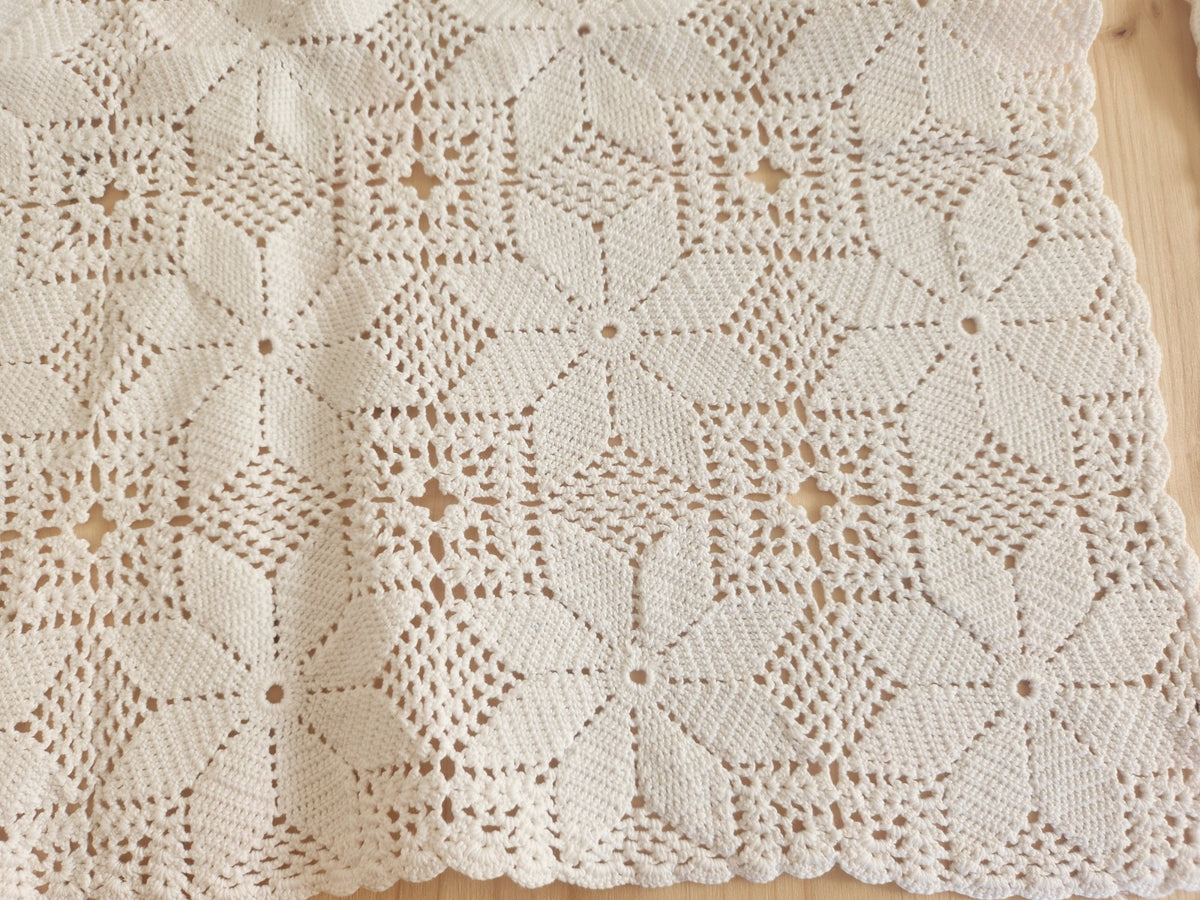 Lot 2 grands napperons anciens crochet blanc 47 sur 47 et 43 sur 44 cm B7