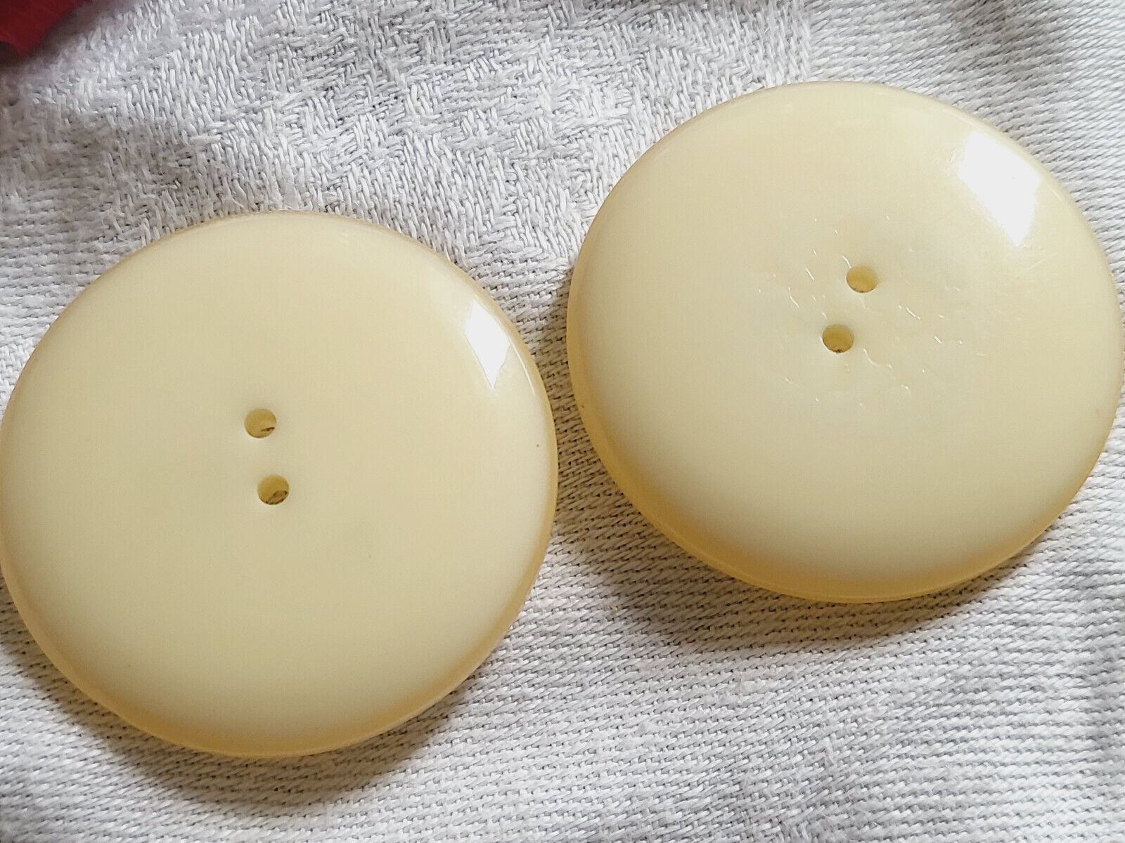 Duo gros boutons vintage pourtour lumineux blanc épais  3,6 cm ref 3006