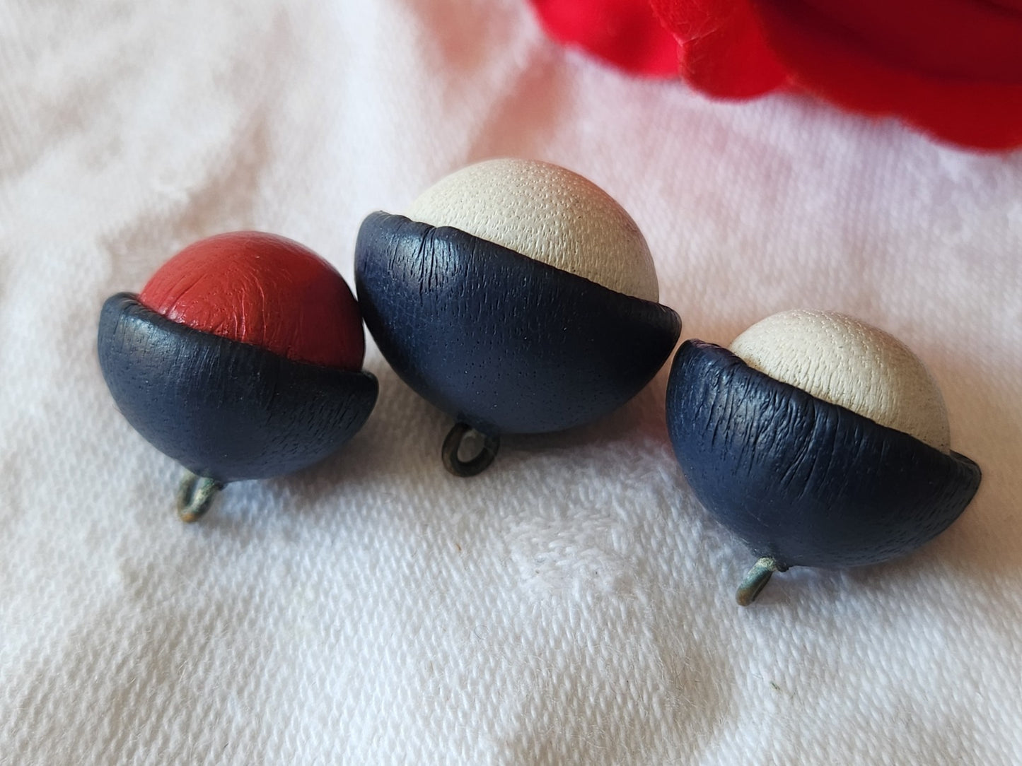 Trio boutons anciens en cuir collection bicolore 1,6 et 2,1 cm ref 6042