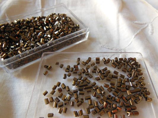 Lot environ 20 grammes de perles tube marron métallisé  n°17