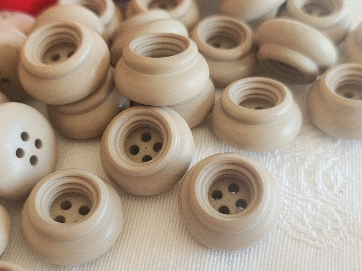 Lot 15 boutons vintage beige/ marron haut épais trous 1,6 cm 16 mm ref 6266