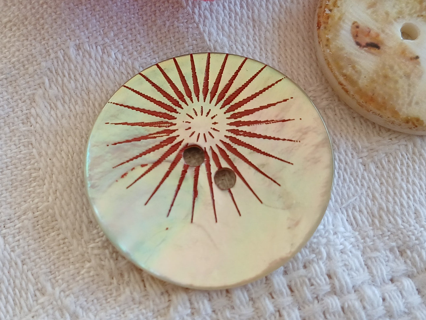 Duo boutons en nacre à trous motif paris 2,8 et 2,6 cm D16F