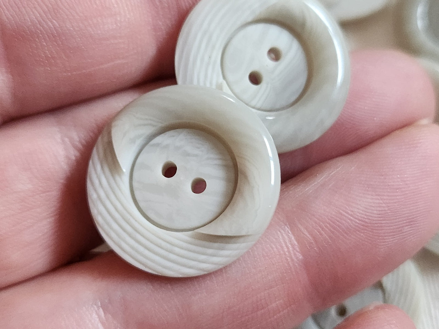 Lot 6 boutons vintage gris camaïeu trous 2,2 cm ou 22 mm ref 6385