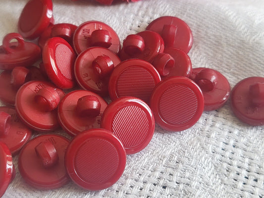 Lot 21 petits boutons rouge à pied strié diamètre 1,1 cm ref 2042
