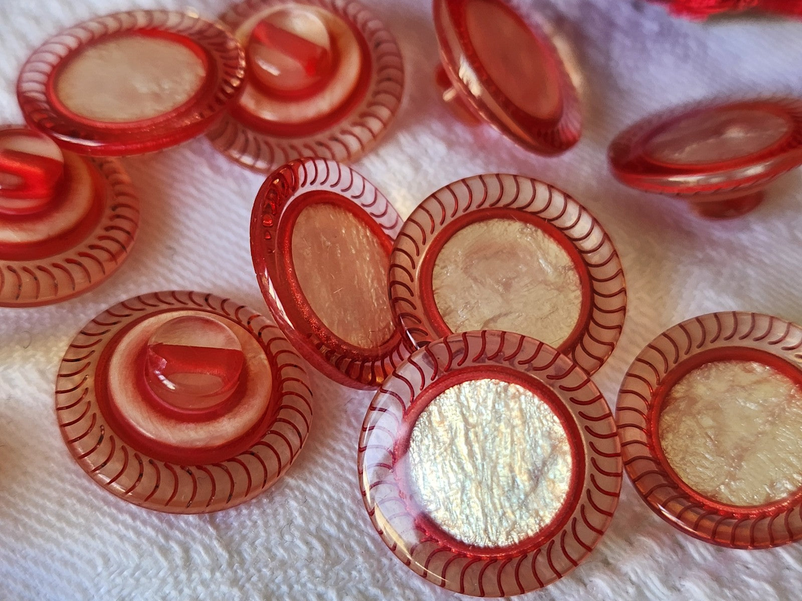 Lot 10 boutons vintage coeur rouge satiné nacré pied 1,73 cm ref 5299
