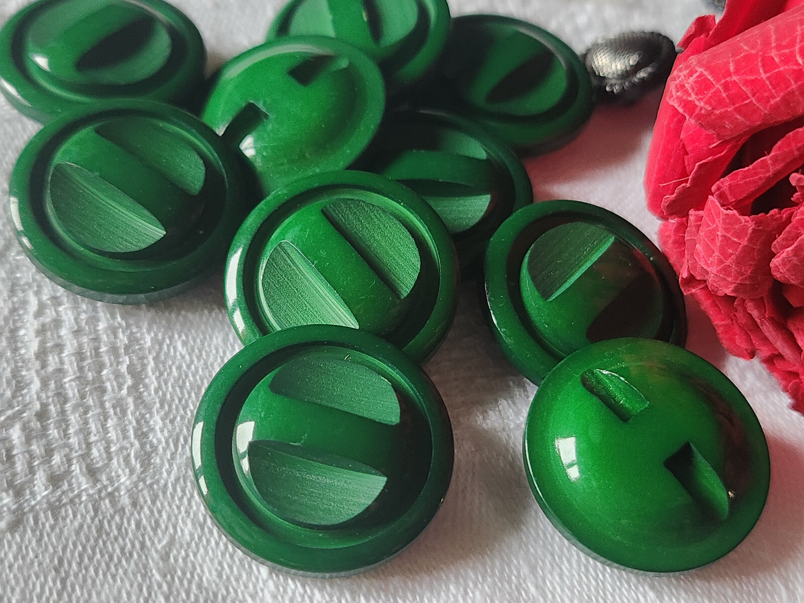 Lot 6  boutons vintage vert travaillé à pied 2,2 cm ref 2565