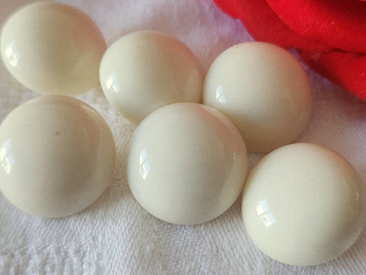 Lot 6 boutons vintage créme demi sphère bombé pied 2,2 cm ref 6143