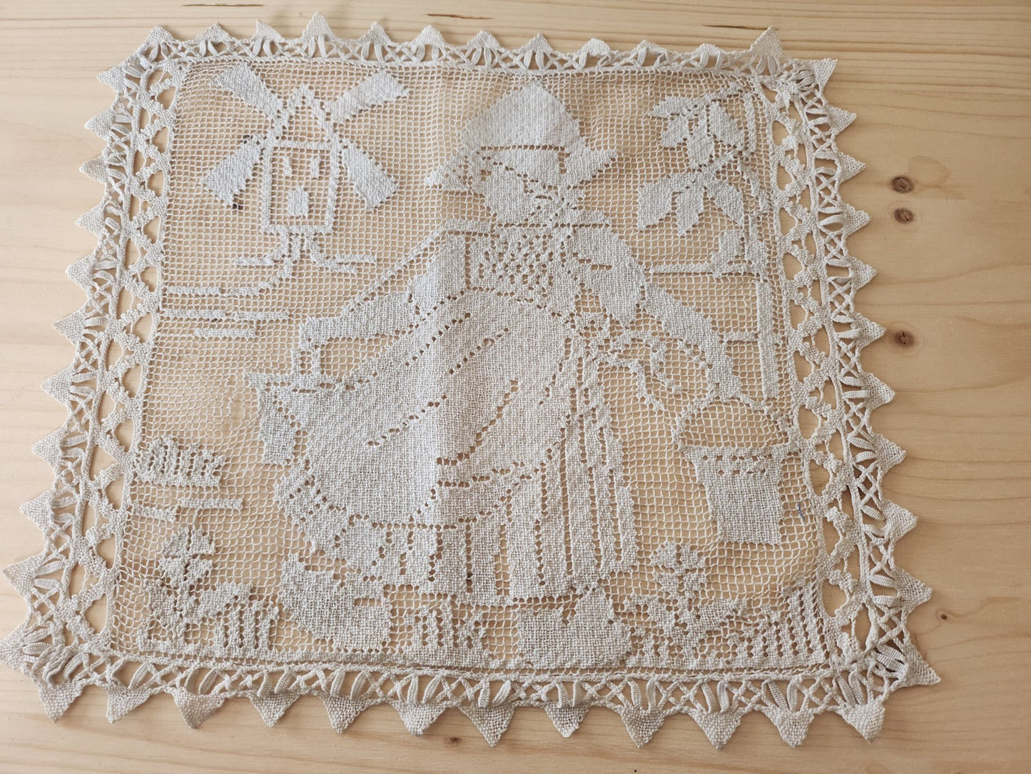 Grande application ancienne quelques brides a remanier moulins 30,5 sur 28cm  B8