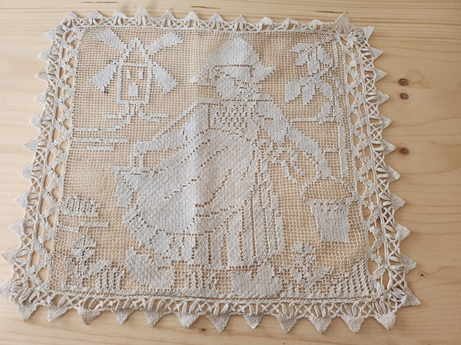 Grande application ancienne quelques brides a remanier moulins 30,5 sur 28cm  B8