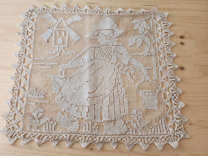 Grande application ancienne quelques brides a remanier moulins 30,5 sur 28cm  B8