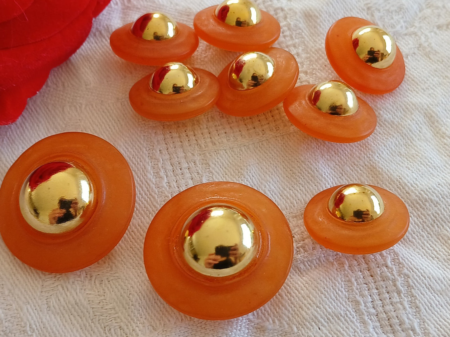 Lot 9 boutons vintage à pied orange mat kitch 1,9 et 2,7 cm ref 6471