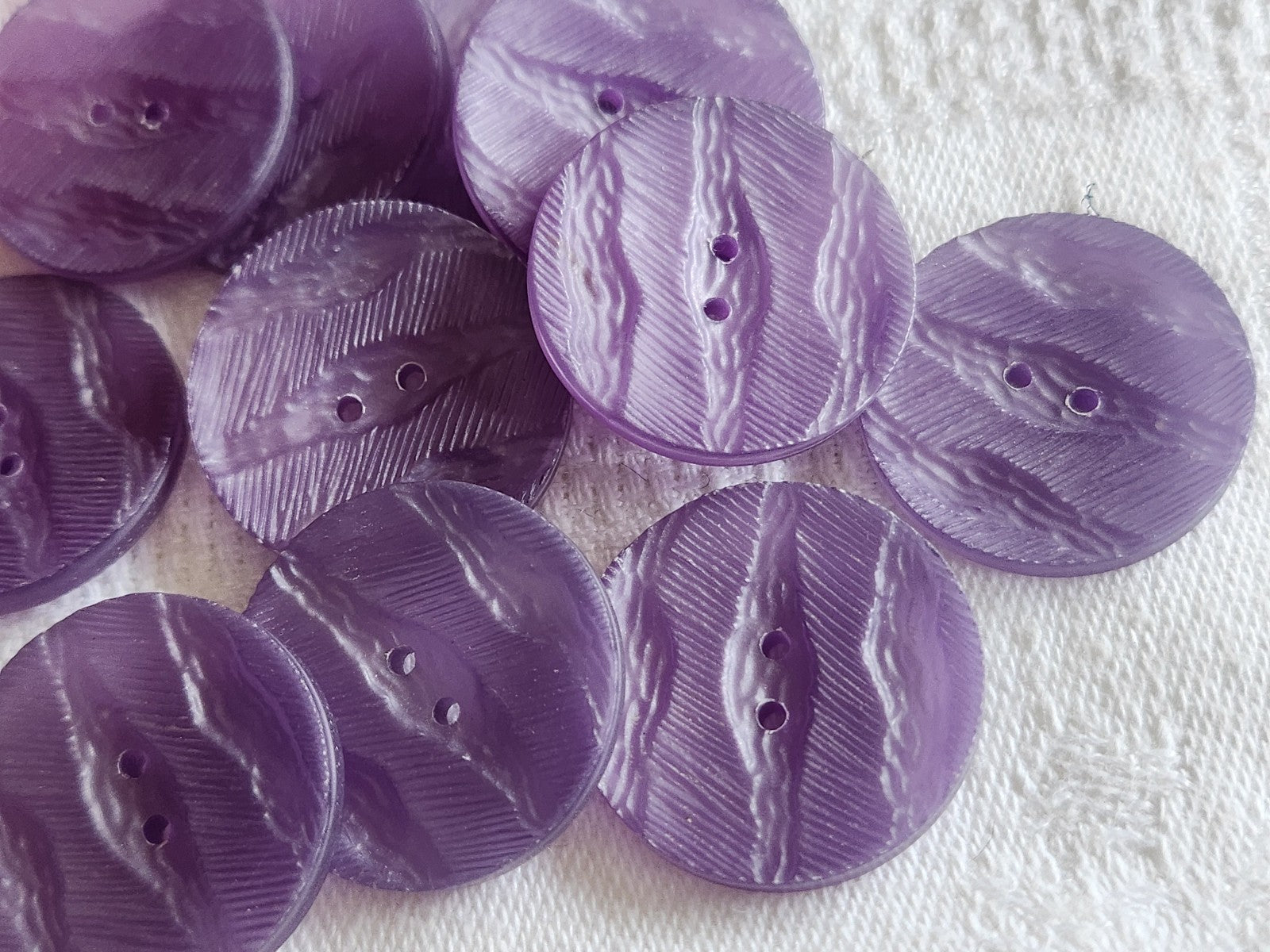 Lot 10 boutons vintage violet texturé 2,2 cm  à trous ref 1219