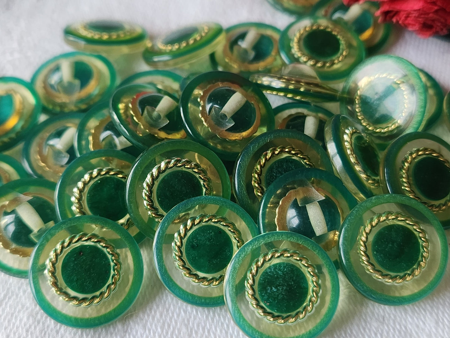 Lot 14 boutons vintage à pied vert inclusion 1,5 cm ref 3671
