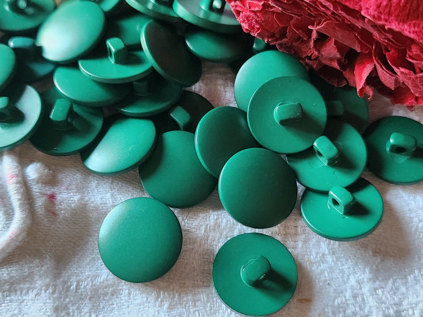 Lot 24  boutons vert lisse pied super qualité diamètre: 1,6 cm ref 248