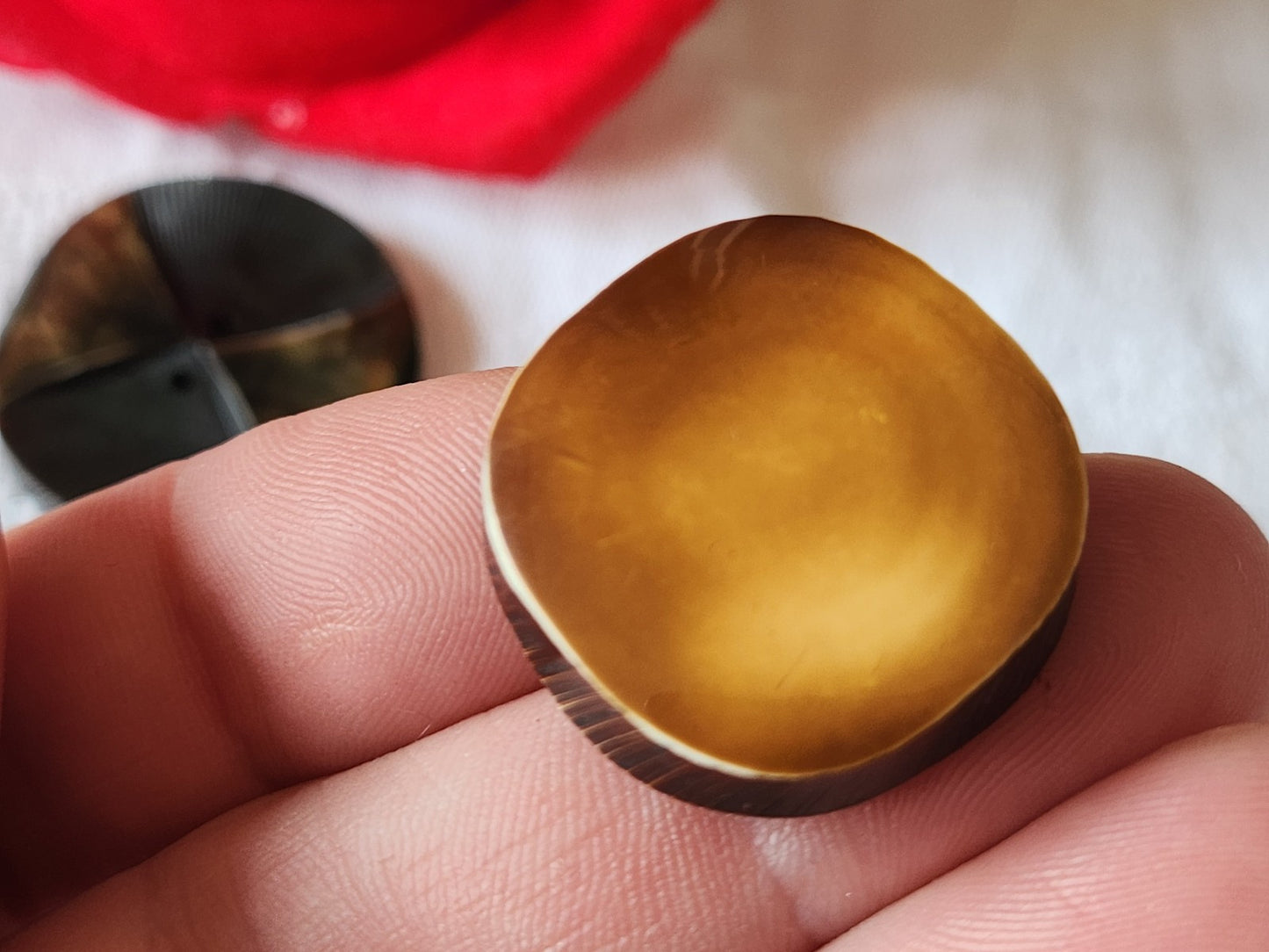 Trio boutons anciens/ vintage teinte estompée 2,5 à 3,4 cm ref 1259