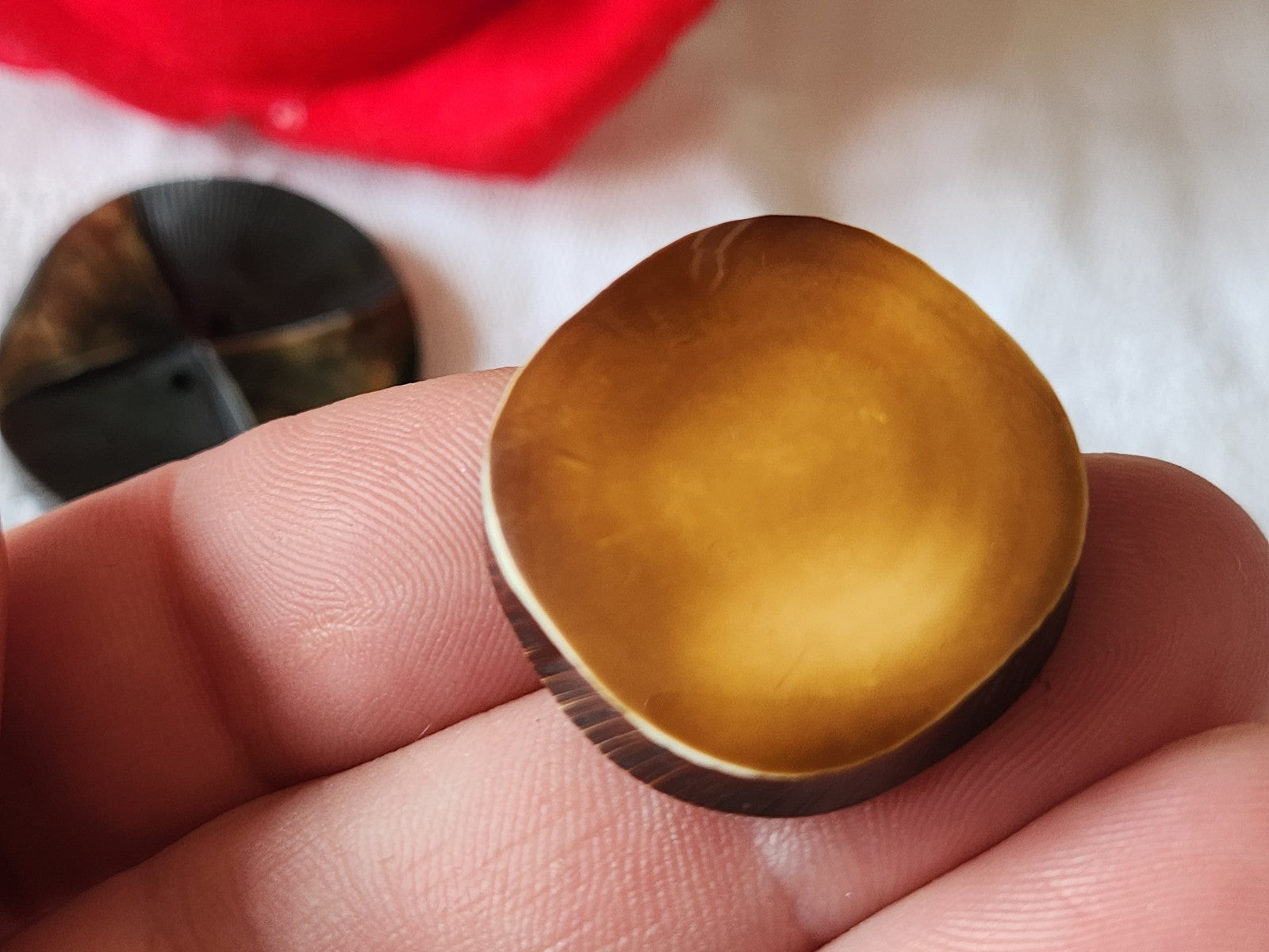 Trio boutons anciens/ vintage teinte estompée 2,5 à 3,4 cm ref 1259