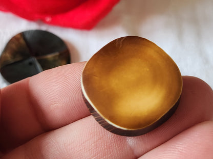 Trio boutons anciens/ vintage teinte estompée 2,5 à 3,4 cm ref 1259
