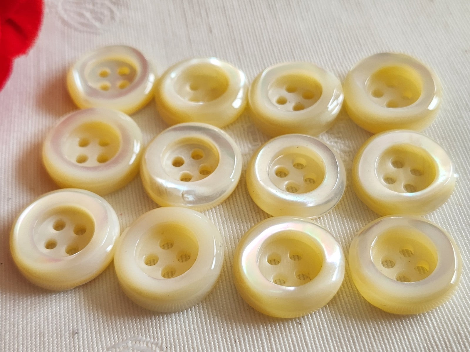 Lot  12 boutons anciens en nacre blanc épais bord 1,7 cm lourd ref  6352