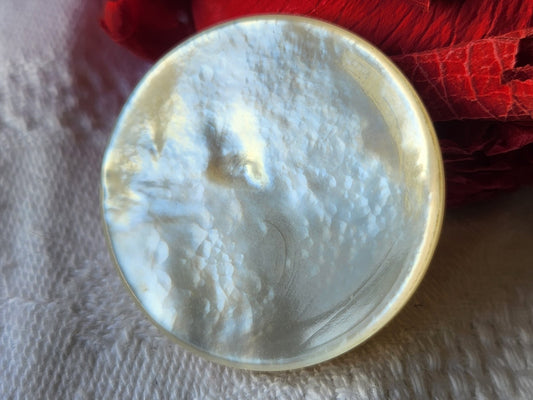 Gros bouton ancien en nacre épais joli blanc laiteux  à pied 3 cm G14K
