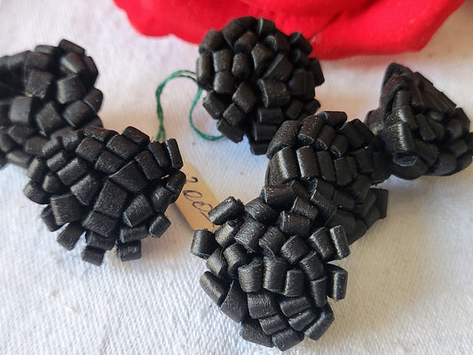 Lot 6 superbes boutons anciens en cuir parurier pied 2,3/2,4 cm ref 763