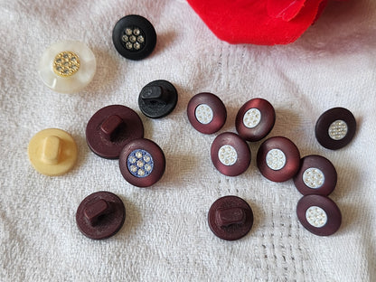 Lot 15 boutons vintage panaché coeur en strass 1,1 à 1,5 cm ref 410