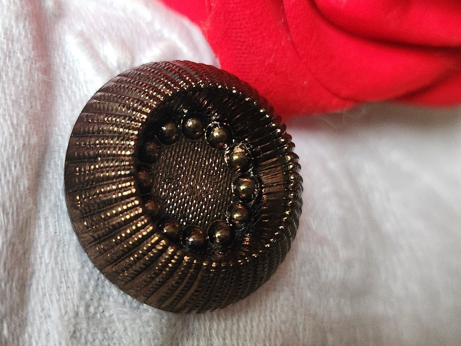 Gros bouton ancien  en verre marron relief 2,5 cm D17I