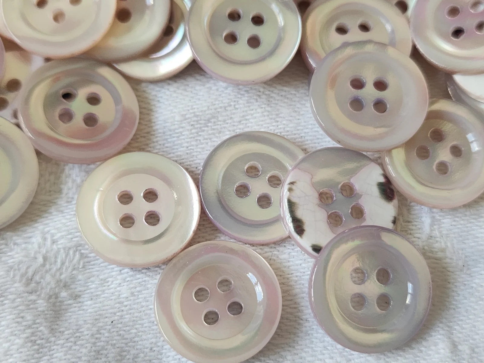 Lot 12 boutons vintage en nacre violet/blanc 1,6 cm ref 5006