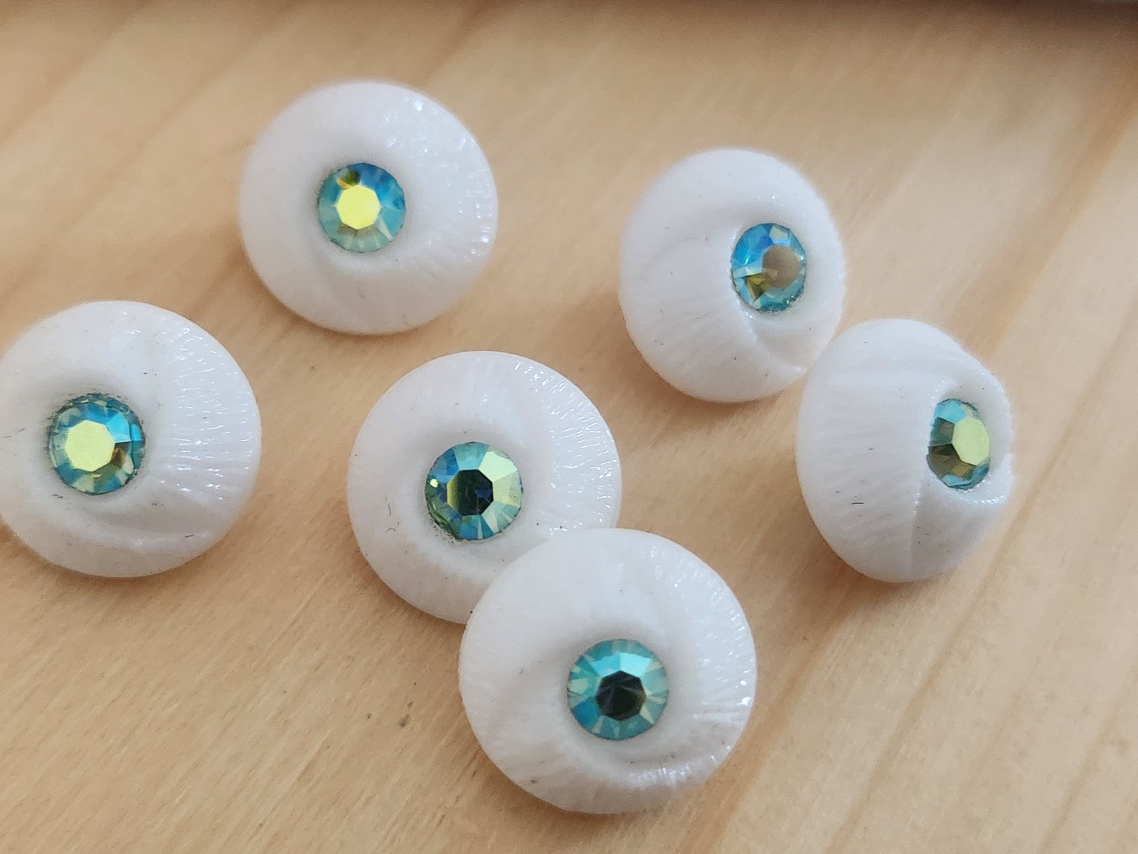 Lot 6 boutons vintage en verre blanc avec strass mordoré vert  1,3 cm ref 6365