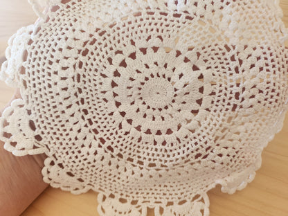 Lot 2  napperons anciens crochet blanc 19 sur 21 et 20,5 cm B7