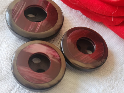 Trio boutons vintage épais reflet nacré  prune trous 2,5 et 3 cm ref 4808