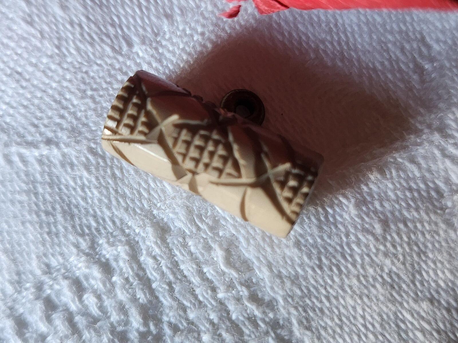 Collection petit bouton ancien sculpté marron clair 0,8 sur 1,9 cm D7I