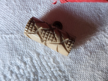 Collection petit bouton ancien sculpté marron clair 0,8 sur 1,9 cm D7I