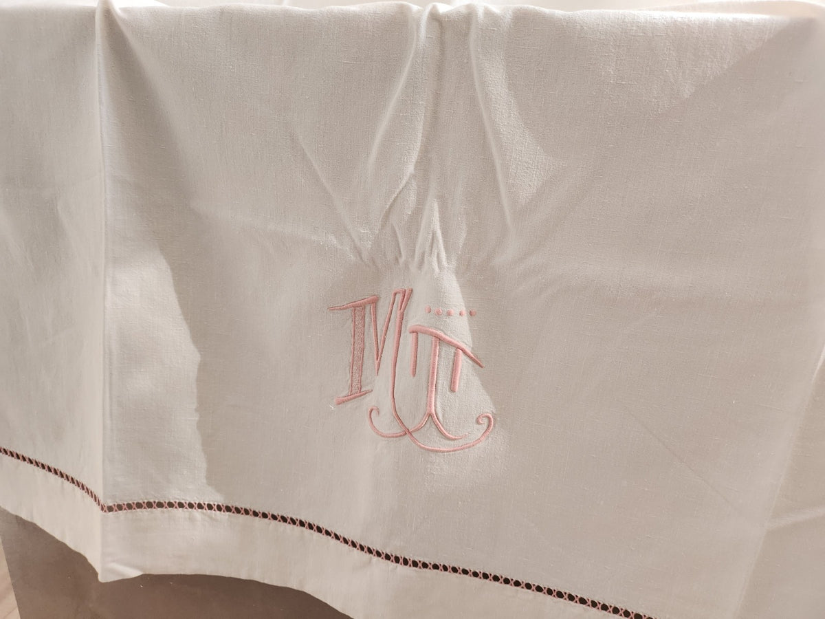 Ancien drap blanc monogramme MT rose et jour tirés B6