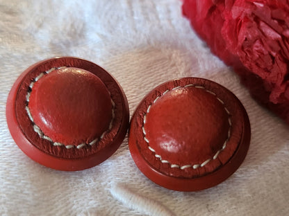 Duo boutons ancien en cuir 2 cm pied coeur bombé D16B