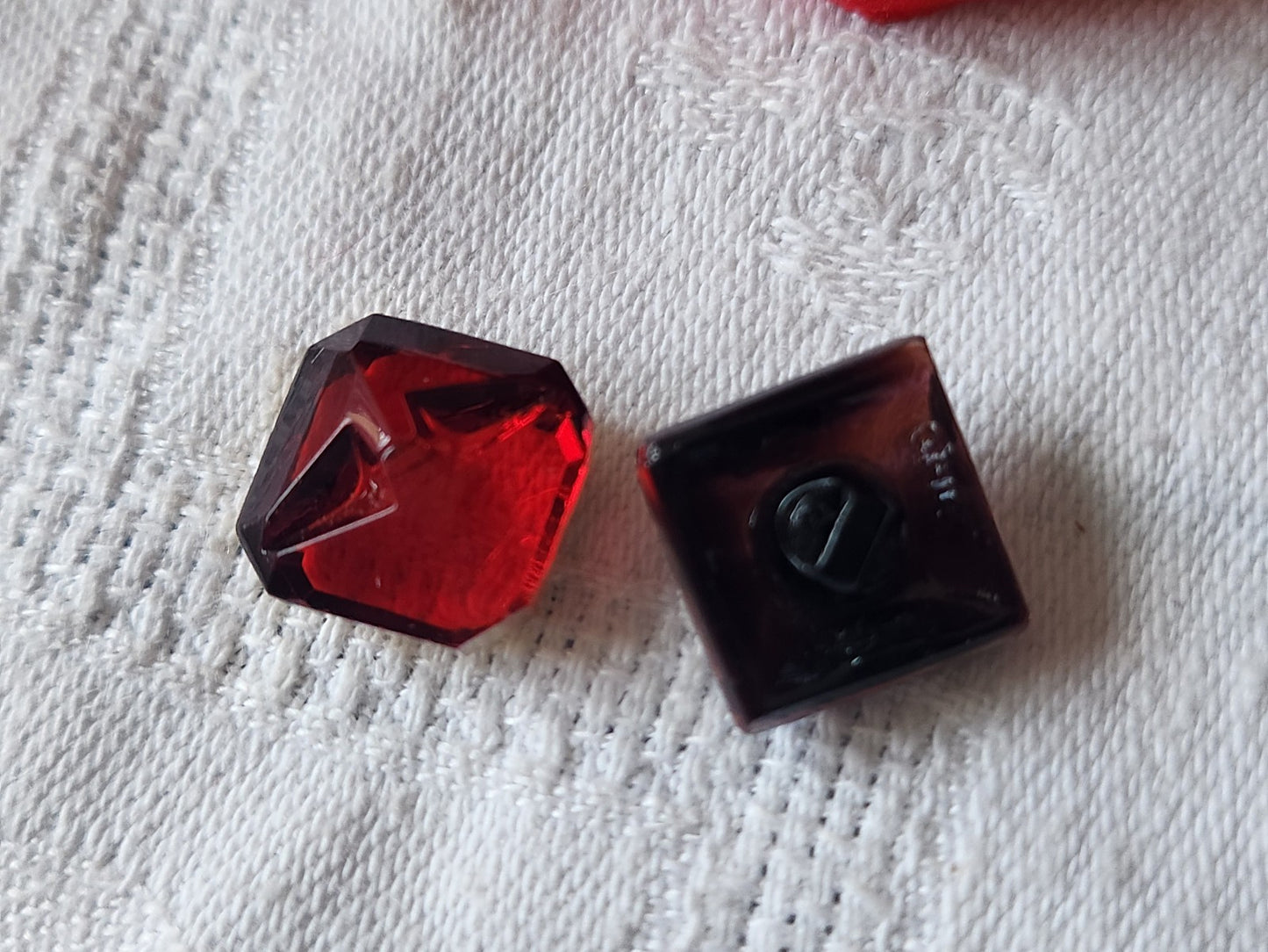 Duo boutons anciens en verre rouge carré  à pied  1,4 cm D14A