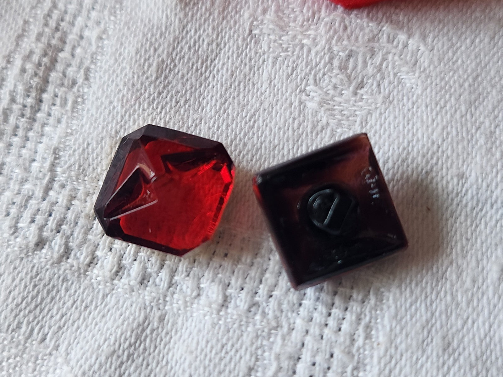 Duo boutons anciens en verre rouge carré  à pied  1,4 cm D14A