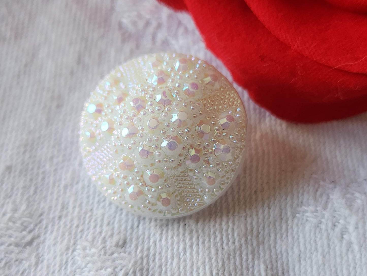 Bouton vintage en verre blanc mordoré irisé 2,2 cm D2D