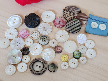 Lot 40 boutons anciens en nacre ciselé collection 1 cm à 2,7 cm T8