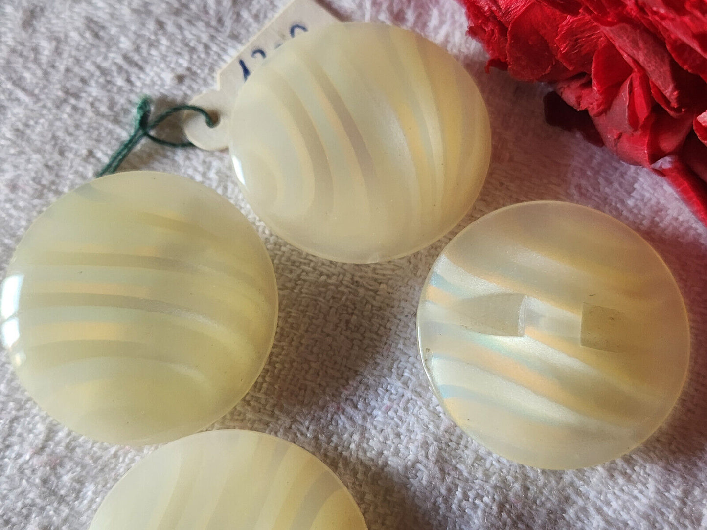 Lot 4 boutons vintage camaieu créme jolis reflets  2,5 cm pied ref 4831