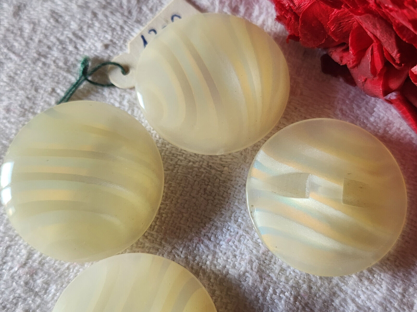 Lot 4 boutons vintage camaieu créme jolis reflets  2,5 cm pied ref 4831