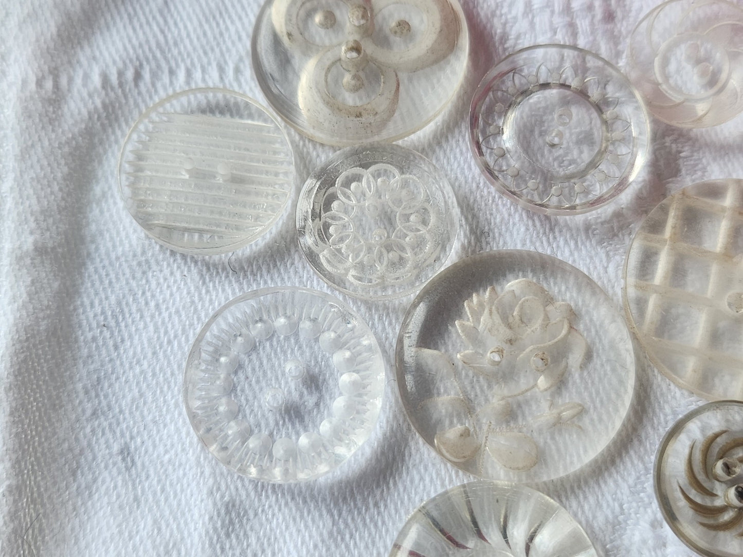 Lot 12 boutons anciens lucite ciselé collection 1,4 cm à 2,2 cm ref 3062